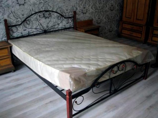 Кровать двухспальная металлическая Джоконда на деревянных ногах 180