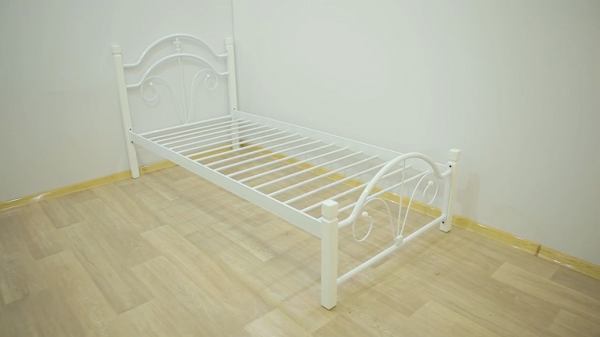 Кровать односпальная металлическая на деревянных ногах Диана