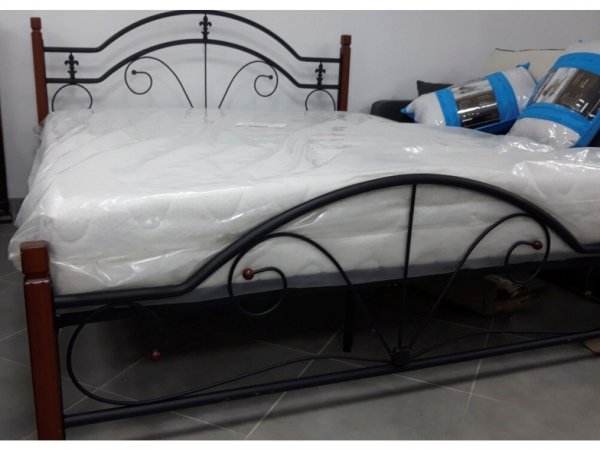 Кровать двухспальная металлическая на деревянных ногах Диана 160
