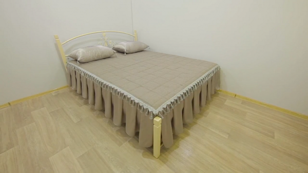 Кровать двухспальная металлическая на деревянных ногах Кассандра 160