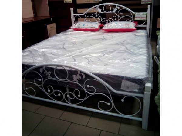 Кровать двухспальная металлическая на деревянных ногах Жозефина 160