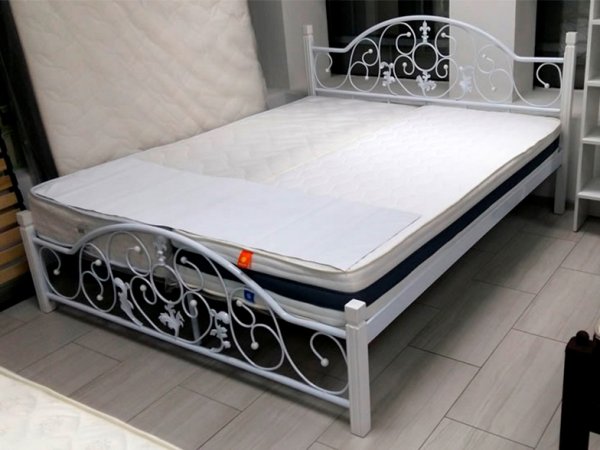 Кровать двухспальная металлическая на деревянных ногах Жозефина 160