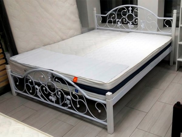 Кровать двухспальная металлическая на деревянных ногах Анжелика 160