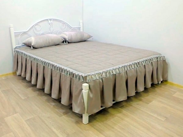 Кровать двухспальная металлическая на деревянных ногах Анжелика 160