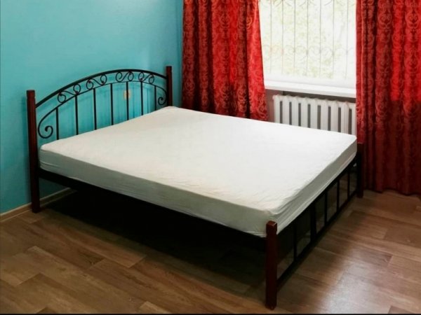 Кровать двухспальна металлическая на деревянных ногах Афина 180